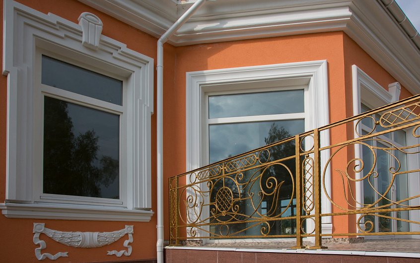 Окно для коттеджа (загородного дома)